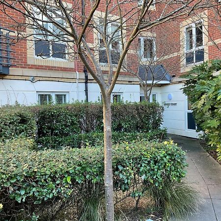 شقة Modern 2 Bed Apt In Egham High Street, With Private Parking And Wifi المظهر الخارجي الصورة