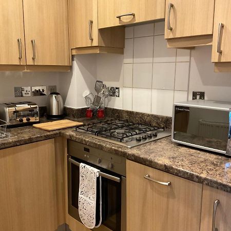 شقة Modern 2 Bed Apt In Egham High Street, With Private Parking And Wifi المظهر الخارجي الصورة