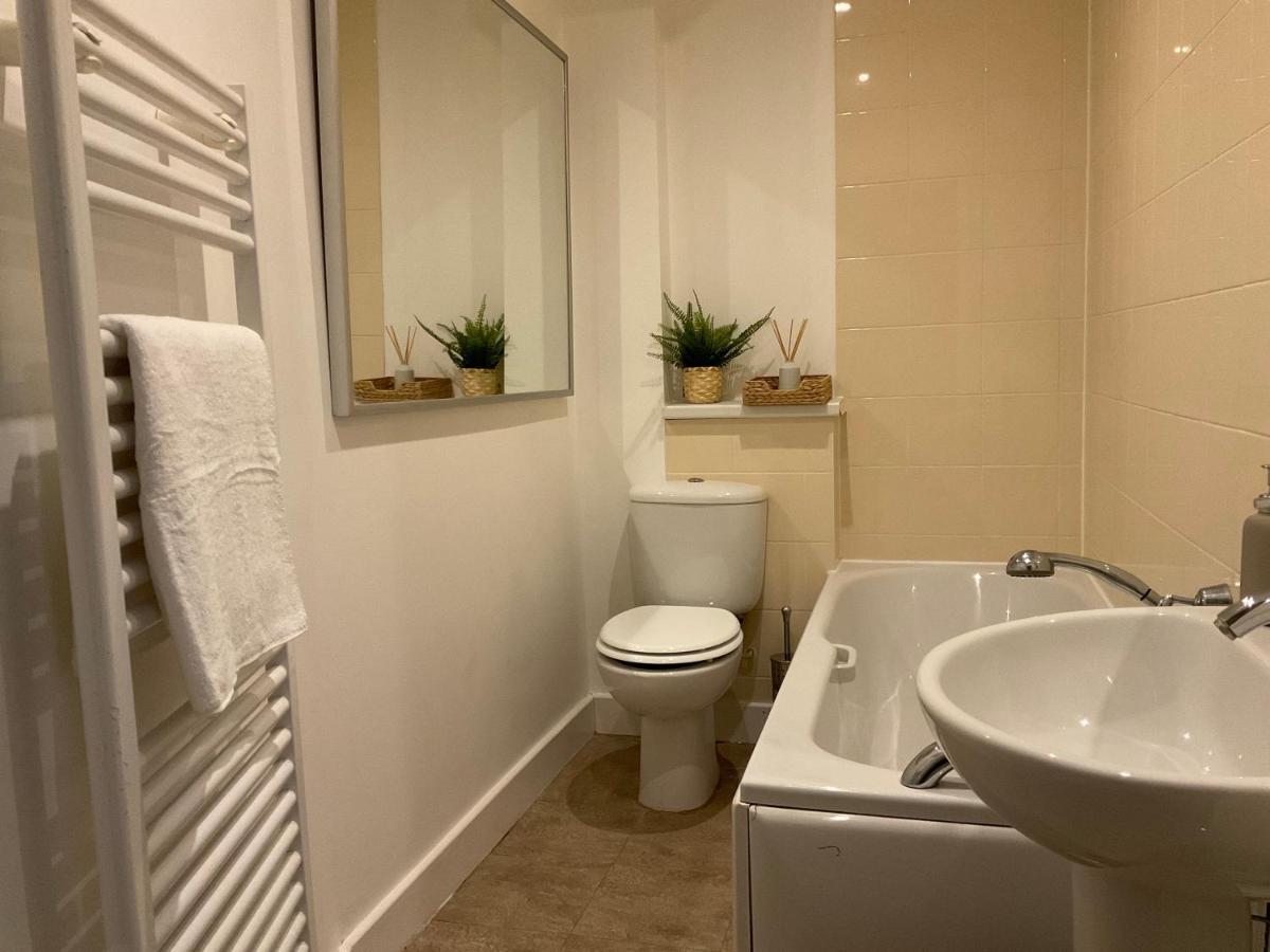 شقة Modern 2 Bed Apt In Egham High Street, With Private Parking And Wifi المظهر الخارجي الصورة