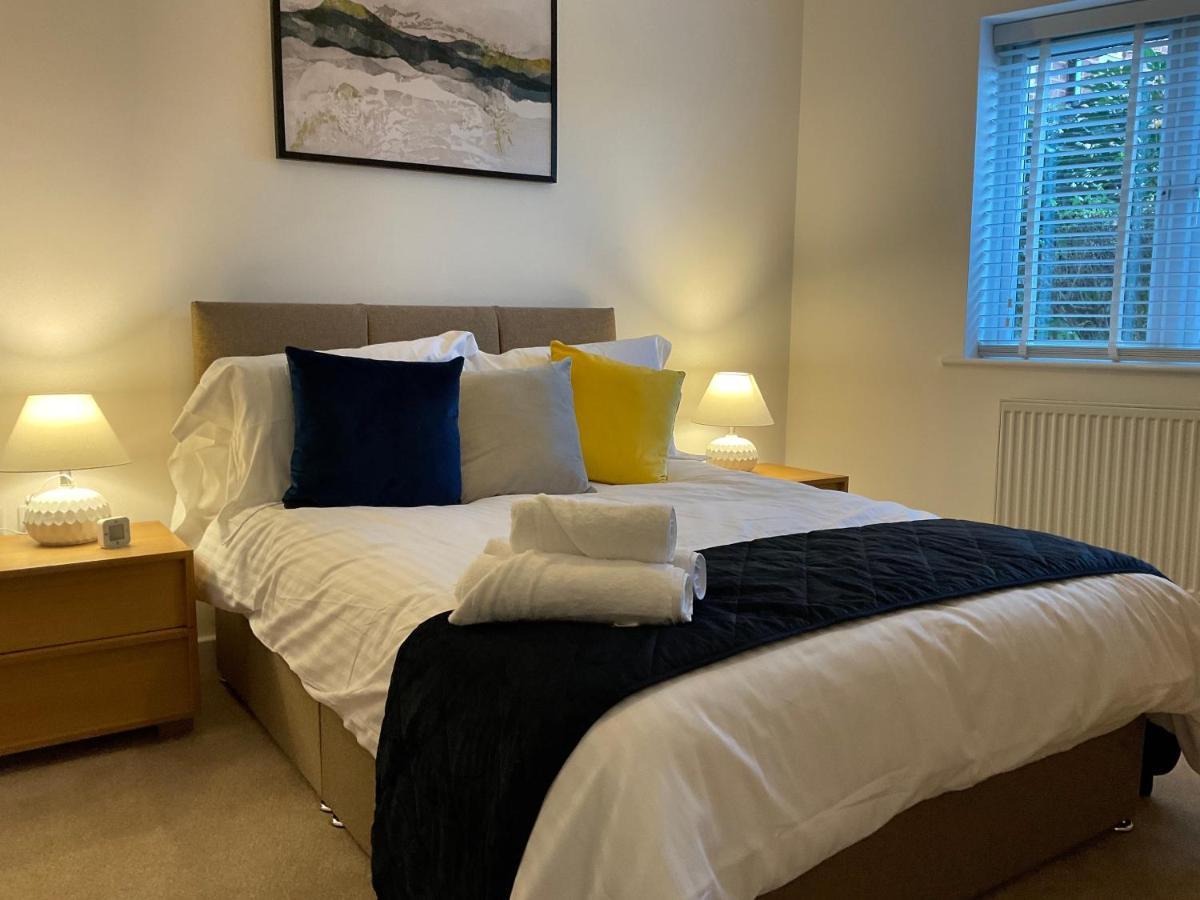 شقة Modern 2 Bed Apt In Egham High Street, With Private Parking And Wifi المظهر الخارجي الصورة