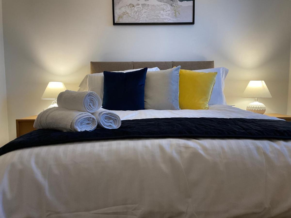شقة Modern 2 Bed Apt In Egham High Street, With Private Parking And Wifi المظهر الخارجي الصورة