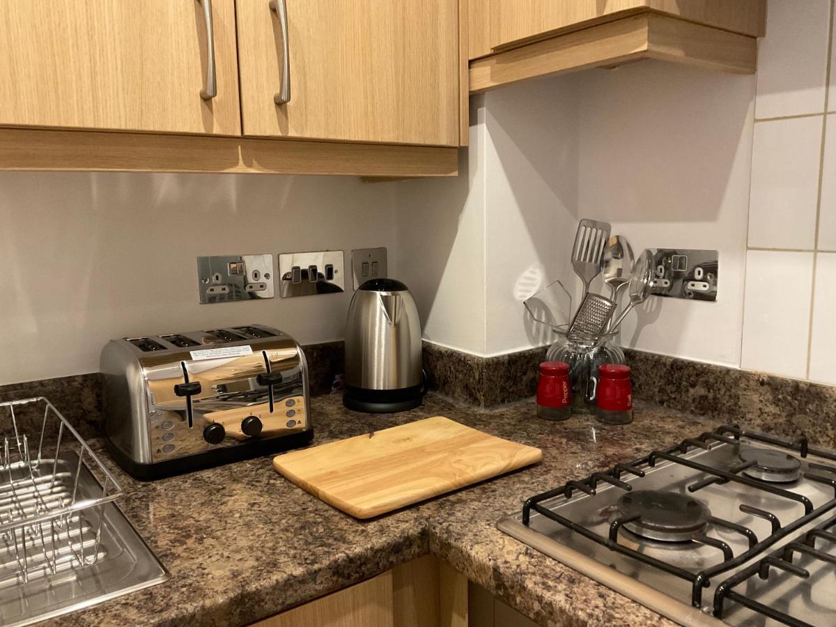 شقة Modern 2 Bed Apt In Egham High Street, With Private Parking And Wifi المظهر الخارجي الصورة